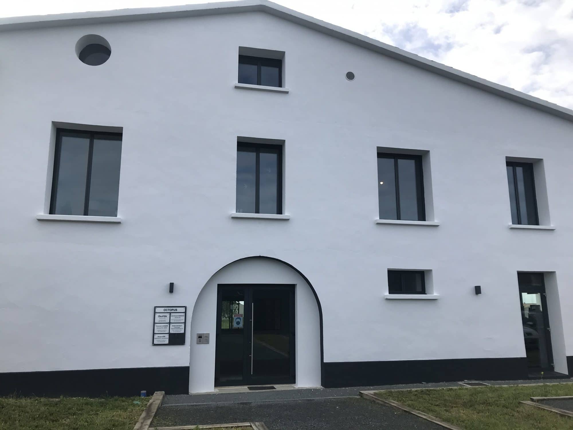 Visuel de la façade arrière de l'espace octopus, où je pratique l'accompagnement psychologique et l'hypnose éricksonienne à Yves, entre Rochefort et La Rochelle.